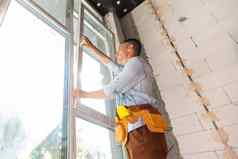 建设工人安装窗口房子