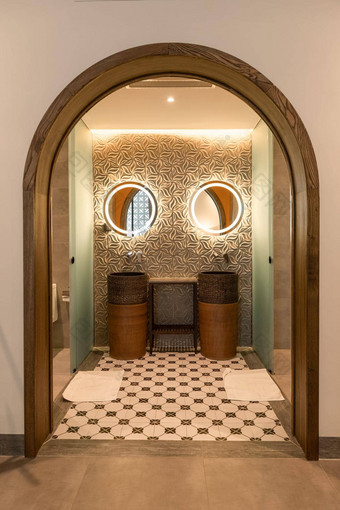 现代风格室内设计洗盆地棕色（的）粘土计数器厕所