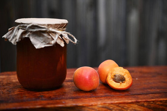 生活Jar自制的杏小时成熟的即食杏子乡村木表面罐头概念