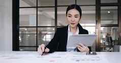 有吸引力的迷人的年轻的亚洲女商人金融工人正式的西装平板电脑工作金融报告办公室