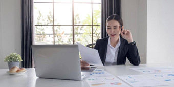 肖像亚洲女人工作平板电脑电脑现代办公室使账户分析报告真正的房地产投资信息金融税系统概念