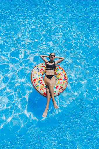美丽的女人太阳镜池浮<strong>点数</strong>充气游泳环黑色的泳衣夏天照片游泳摄影夏天女人照片