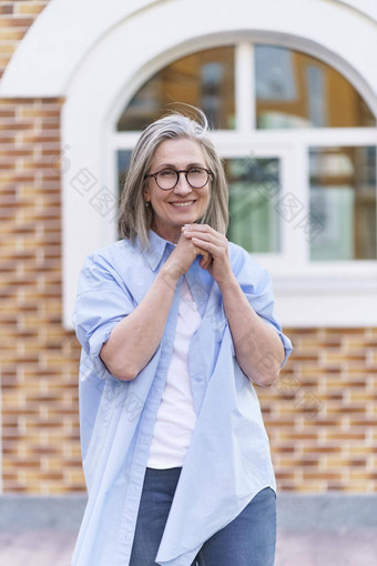 肖像温柔的祖母<strong>会议</strong>家庭成熟的灰色头发女人穿眼镜站户外旅行世界退休成熟的女人完美的皮肤穿<strong>蓝色</strong>的衬衫