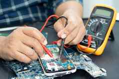 技术员修复内部移动电话焊接铁集成电路概念数据硬件技术