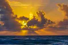 金色彩斑斓的日出日落阳光热带海滩图伦墨西哥