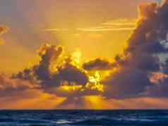 金色彩斑斓的日出日落阳光热带海滩图伦墨西哥