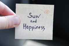 太阳幸福有创意的概念手持有标签登记