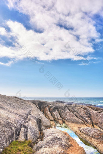 岩石海岸海景视图海洋蓝色的天空复制空间山背景营地湾角小镇南非洲平静宁静宁静的海滩自然风景