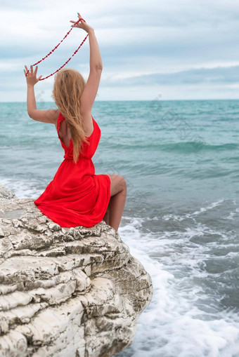 美丽的女人红色的衣服<strong>白色岩石</strong>海夏天