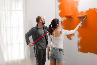 夫妇橙色颜色油漆墙