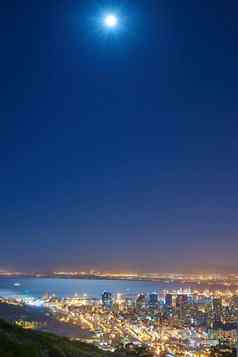 城市城市灯完整的月亮午夜天空复制空间天际线色彩斑斓的照明宽开放海洋地平线城市建筑晚上信号山南非洲