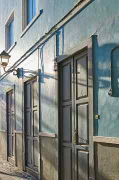 经典体系结构充满活力的建筑蓝色的门城市特写镜头视图古老的传统的房屋房子小古董小镇村明亮的颜色独特的设计