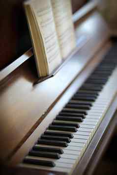 特写镜头古董计划键盘表音乐书空古董木音乐的仪器玩经典爵士乐传统的写歌排练