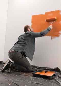 工匠橙色油漆房间墙