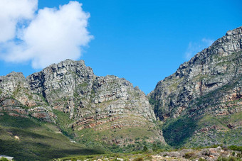 风景优美的景观山西方角南非洲多云的蓝色的天空背景Copyspace风景优美的植物灌木日益增长的岩石山悬崖自然环境