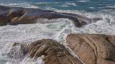 风景优美的海洋视图海滩岩石巨石海水洗海岸和平夏天假期热带度假胜地岛海外粗糙的纹理细节岩石海岸线