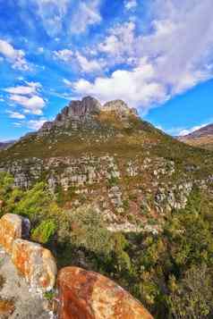 岩石山树草美丽的阳光明媚的夏天一天宁静平静坡人和平自然环境峰会位于西方角南非洲