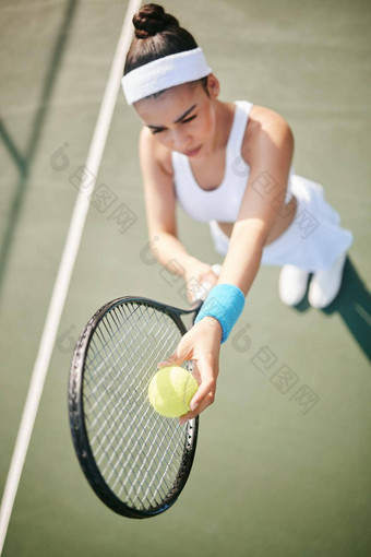 对手打击高角拍摄年轻的网球球员站法院准备好了服务实践