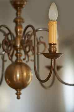 特写镜头古董黄铜吊灯挂装饰门厅入口大厅餐厅房间停电金蜡烛照明装饰皇家维多利亚时代风格室内设计