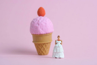 女人节食冰奶油脂肪婚礼一天概念微型人玩具摄影女孩持有婚礼衣服图像照片