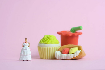 <strong>女人节</strong>食垃圾食物婚礼一天概念微型人玩具摄影女孩持有婚礼衣服图像照片