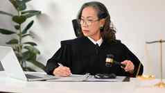 集中高级女律师袍礼服统一的坐着前面移动PC提供法律咨询法律建议在线