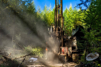 工作过程钻井地质灰尘钻井钻孔钻井钻井平台森林钻井