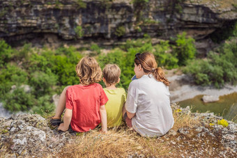 朋友游客背景纯粹水域绿松石颜色河莫拉卡流动峡谷旅行黑山共和国概念