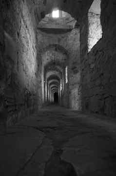 狭窄的走廊城堡玩光影子