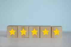 木多维数据集黄色的明星象征背景复制空间客户经验满意度优秀的服务评级概念