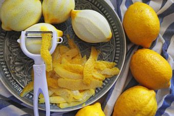 柠檬水果去皮条热情使Limoncello削皮器柠檬热情复制空间选择焦点