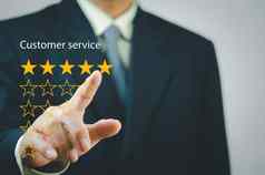 商人触碰按钮选择星星客户满意度市场营销调查评级概念