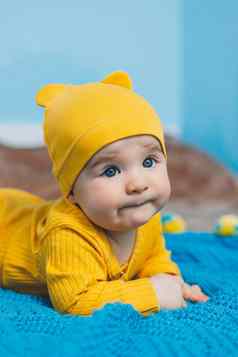 小孩子个月谎言床上黄色的衣服孩子开始持有头婴儿衣服