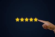客户概念优秀的服务满意度明星评级业务男人。触摸屏幕反馈积极的客户评论