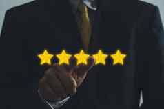 客户概念优秀的服务满意度明星评级业务男人。触摸屏幕反馈积极的客户评论