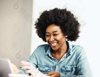 肖像年轻的非洲美国女孩女人微笑办公室教室<strong>教育业</strong>务移动PC