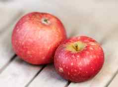 红色的苹果木表格在室内吃健康的看饮食水果至关重要的维生素提高免疫力特写镜头美味的零食纯素食者素食者享受