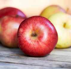 特写镜头新鲜的红色的苹果表格美味的有机水果选成熟的季节享受维生素健康的免疫力有营养的生产素食主义者素食者饮食