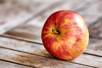 美味的成熟的红色的水果表格选夏天收获季节素食者素食主义者友好的健康的生活方式特写镜头新鲜的收获苹果复制空间
