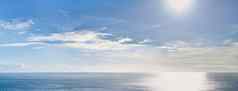 复制空间海太阳清晰的蓝色的天空背景平静海洋潮开放海洋风景优美的海景放松夏天假期多云的天空清洁水海岸