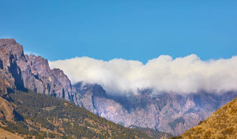 美丽的景观山前覆盖云清晰的蓝色的天空复制空间山和平风景优美的全景视图峰峰会明亮的阳光明媚的夏天一天