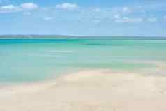 Copyspace海蓝色的天空山背景地平线平静蓝色的海洋水空海滩海岸和平风景优美的沿海景观放松Zen夏天度假