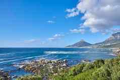 自然风景平静海绿色灌木狮子头山地平线角小镇南非洲景观海洋山蓝色的云天空复制空间