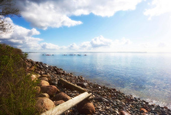 Copyspace海岩石海岸多云的天空背景平静海洋波海岸皮艇巡航地平线风景优美的风景如画的景观视图和平夏天假期