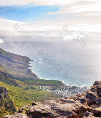 景观狮子头山房子海洋多云的天空复制空间的角度来看视图绿色山很多植被俯瞰城市城市角小镇南非洲