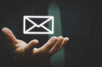 商人持有电子邮件图标联系电子邮件通讯保护个人信息垃圾邮件客户服务中心联系概念