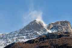 美丽的景观雪山前蓝色的天空复制空间流媒体峰霜冬天下午和平风景优美的在户外峰会自然