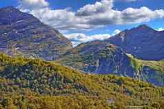 被遗弃的远程小屋包围郁郁葱葱的绿色林业徒步旅行小径农村挪威风景优美的景观bodo诺德兰自然周围的环境复制空间