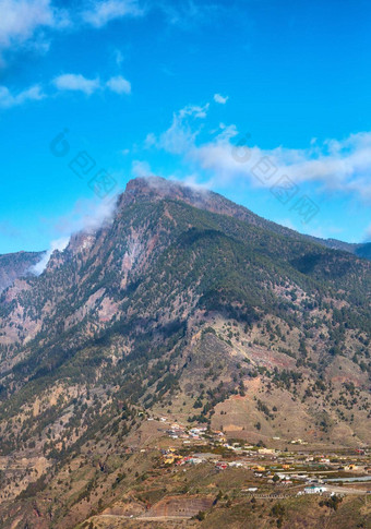 美丽的景观山前小小镇村和平风景优美的视图峰多云的蓝色的天空<strong>背景</strong>夏天一天<strong>峰会</strong>郁郁葱葱的绿色植物自然