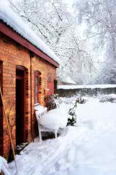 安静的房子雪景观冻花园红色的砖小屋欧洲厚白色霜覆盖院子里冬天复制空间神奇的仙境降雪斯堪的那维亚